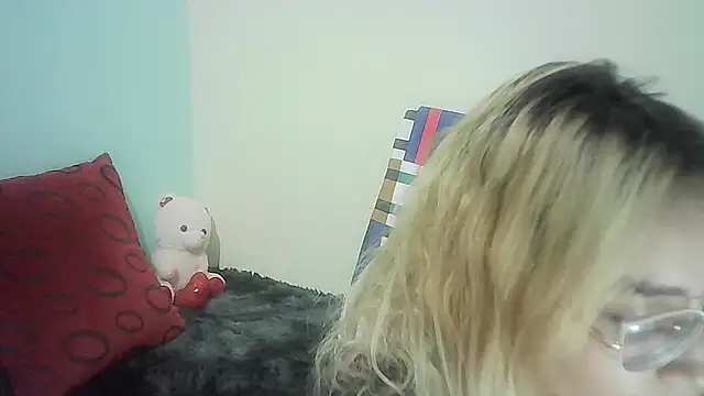 Snapshot of JuliaMack chatting on January 24, 2:49 am JuliaMack online show from January 24, 2:49 am