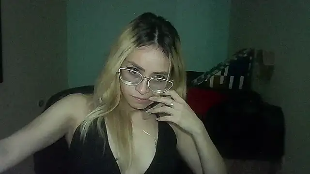 Snapshot of JuliaMack chatting on March 5, 2:14 am JuliaMack online show from March 5, 2:14 am