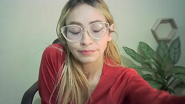 Snapshot of JuliaMack chatting on March 1, 3:32 am JuliaMack online show from March 1, 3:32 am