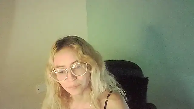 Snapshot of JuliaMack chatting on January 9, 12:57 am JuliaMack online show from January 9, 12:57 am