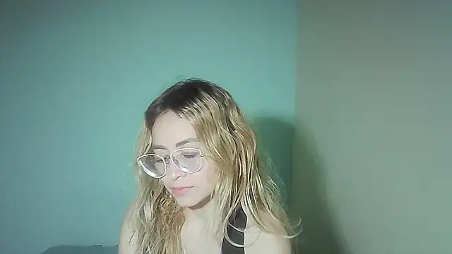 Snapshot of JuliaMack chatting on March 20, 4:51 am JuliaMack online show from March 20, 4:51 am