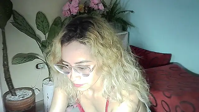 Snapshot of JuliaMack chatting on January 31, 9:26 pm JuliaMack online show from January 31, 9:26 pm