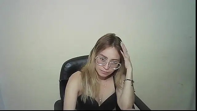 Snapshot of JuliaMack chatting on September 23, 12:06 am JuliaMack online show from September 23, 12:06 am