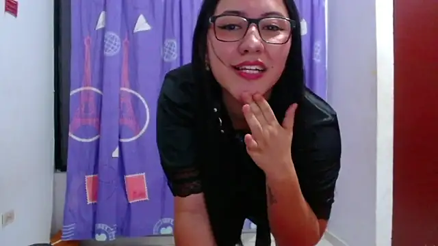 Snapshot of LuciaTomson chatting on May 25, 12:32 am LuciaTomson online show from May 25, 12:32 am