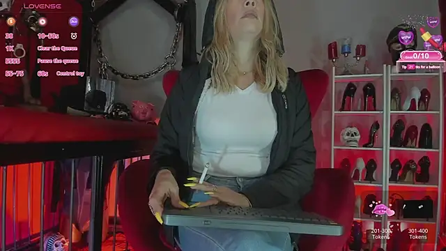 Snapshot of MistressAndre chatting on October 18, 8:11 pm MistressAndre online show from October 18, 8:11 pm