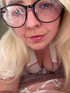Snapshot of xxcurvyjessiexx chatting on April 28, 4:55 pm xxcurvyjessiexx online show from April 28, 4:55 pm