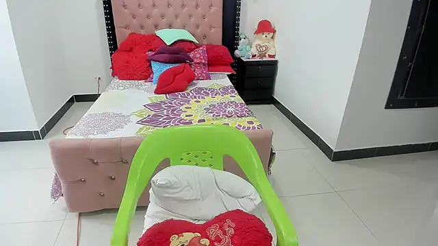 Karoline Moore online show from January 25, 5:51 pm