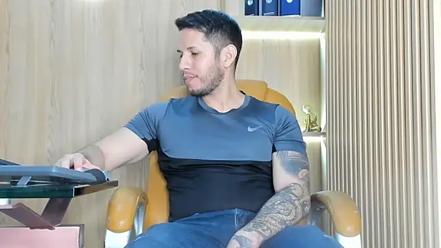 Snapshot of George_Diesell chatting on February 11, 4:12 am George Diesell online show from February 11, 4:12 am