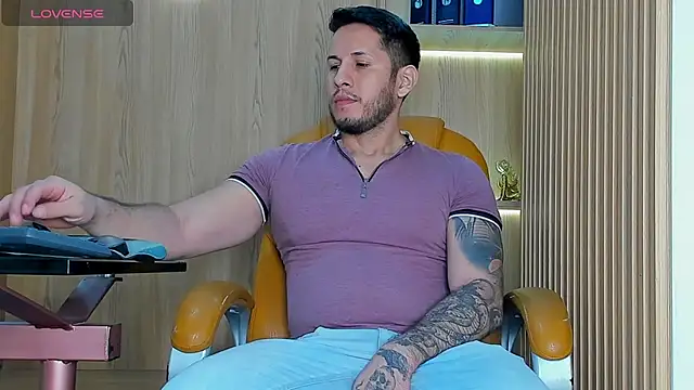 Snapshot of George_Diesell chatting on February 12, 4:34 am George Diesell online show from February 12, 4:34 am