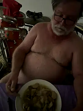 Snapshot of Drummajor chatting on November 16, 4:17 am Drummajor online show from November 16, 4:17 am