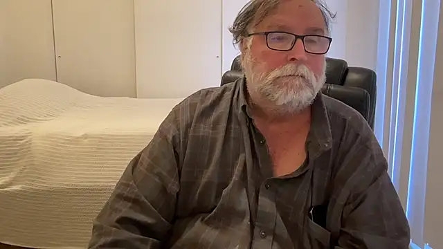 Snapshot of Drummajor chatting on December 2, 5:36 pm Drummajor online show from December 2, 5:36 pm