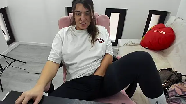 Dyana Kaylinn online show from February 8, 6:00 am