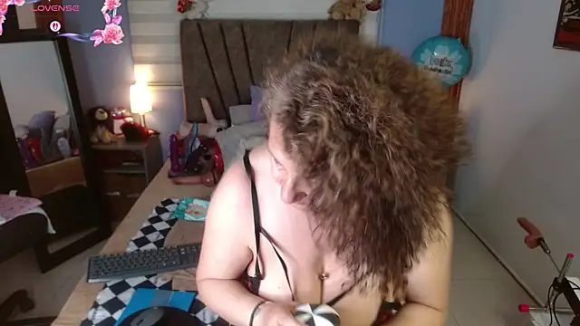 Snapshot of Nadia_84 chatting on June 9, 7:26 pm Nadia 84 online show from June 9, 7:26 pm
