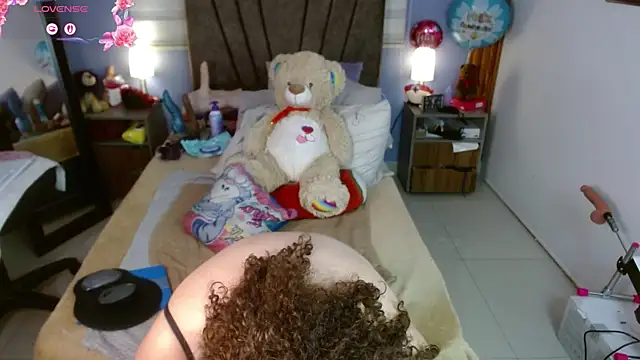 Snapshot of Nadia_84 chatting on June 24, 7:33 pm Nadia 84 online show from June 24, 7:33 pm