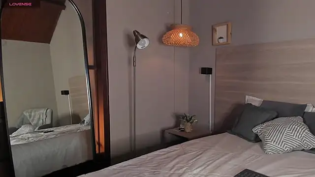 nayah   online show from April 13, 8:02 pm