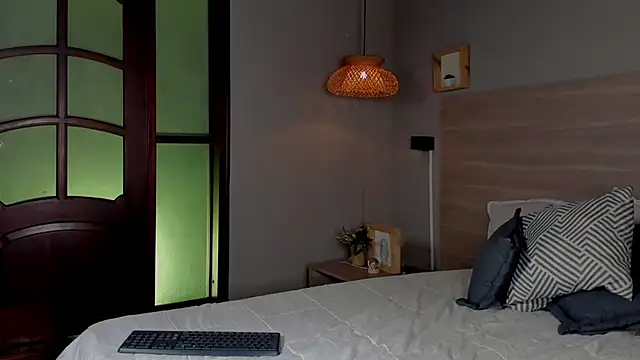 nayah   online show from October 21, 8:30 pm