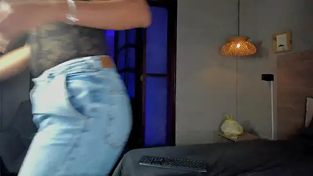 nayah   online show from November 15, 8:35 pm