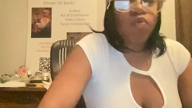 Snapshot of MommyConfident chatting on June 10, 5:41 am MommyConfident online show from June 10, 5:41 am