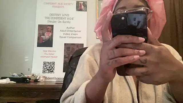 MommyConfident online show from April 19, 9:39 pm