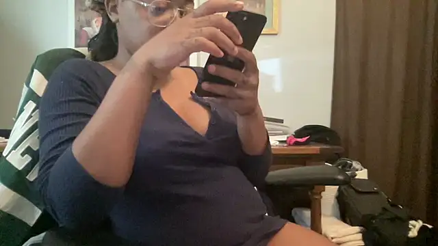 MommyConfident online show from May 26, 7:45 pm