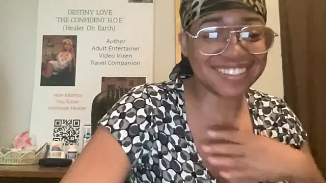 Snapshot of MommyConfident chatting on June 7, 7:41 pm MommyConfident online show from June 7, 7:41 pm