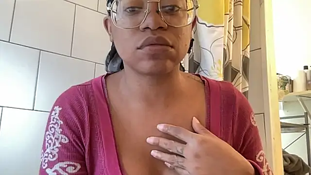 Snapshot of MommyConfident chatting on September 21, 6:13 pm MommyConfident online show from September 21, 6:13 pm