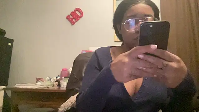 MommyConfident online show from November 30, 8:31 pm