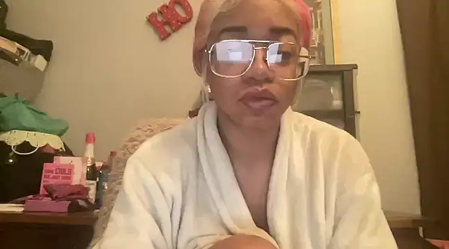 Snapshot of MommyConfident chatting on March 2, 8:46 pm MommyConfident online show from March 2, 8:46 pm