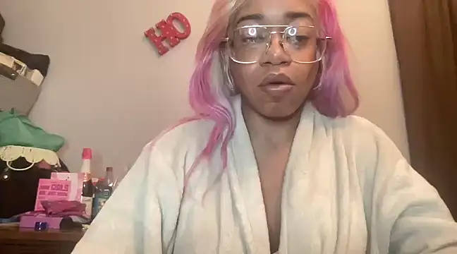 Snapshot of MommyConfident chatting on March 3, 4:00 am MommyConfident online show from March 3, 4:00 am