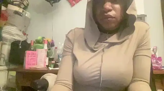 Snapshot of MommyConfident chatting on February 18, 4:48 am MommyConfident online show from February 18, 4:48 am