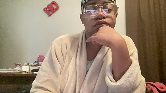 MommyConfident online show from November 25, 2:06 pm