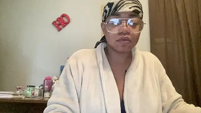 MommyConfident online show from December 5, 2:04 pm