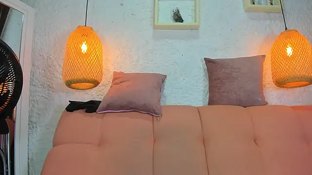 Snapshot of emiily_s chatting on December 3, 12:04 pm emiily s online show from December 3, 12:04 pm