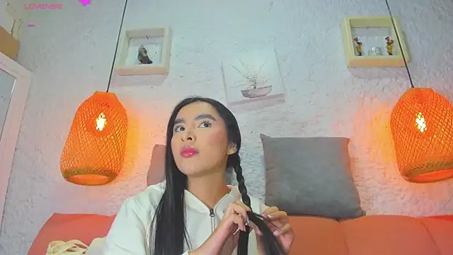 Snapshot of emiily_s chatting on October 22, 12:04 pm emiily s online show from October 22, 12:04 pm