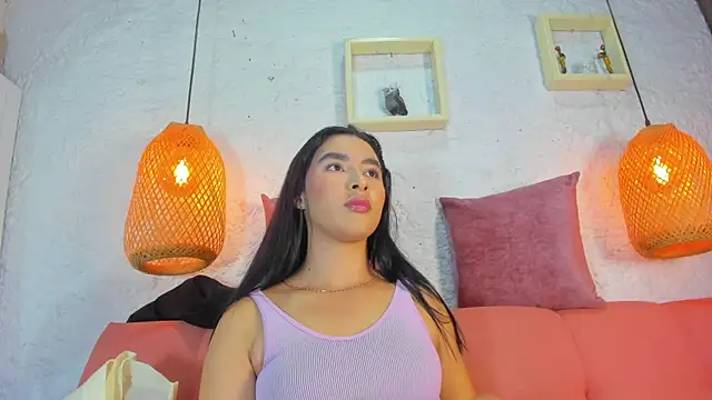 Snapshot of emiily_s chatting on November 11, 12:11 pm emiily s online show from November 11, 12:11 pm