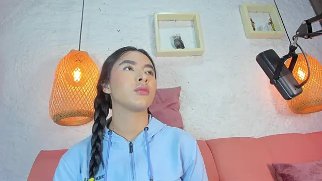 Snapshot of emiily_s chatting on November 13, 12:09 pm emiily s online show from November 13, 12:09 pm