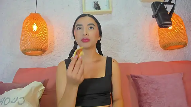 Snapshot of emiily_s chatting on November 12, 12:09 pm emiily s online show from November 12, 12:09 pm