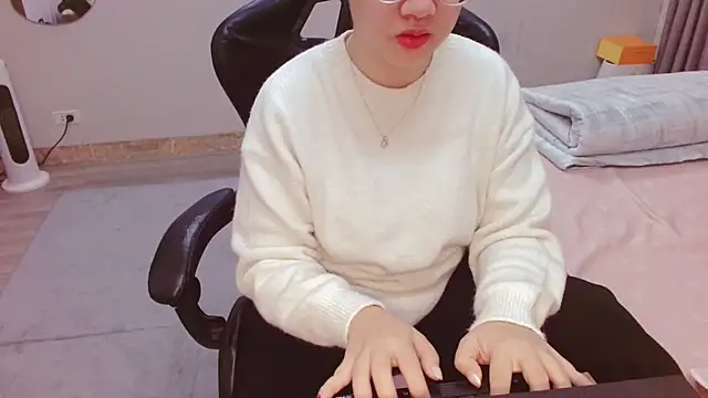 Snapshot of Alisa_Hotfeeling chatting on February 19, 2:01 am Alisa Hotfeeling online show from February 19, 2:01 am