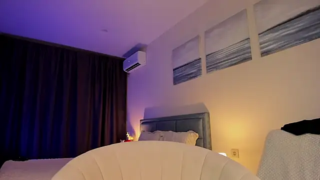 Snapshot of Amazing__bitch chatting on July 9, 7:35 pm Amazing bitch online show from July 9, 7:35 pm