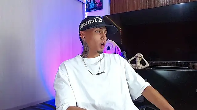 Liam lee online show from December 3, 11:25 pm