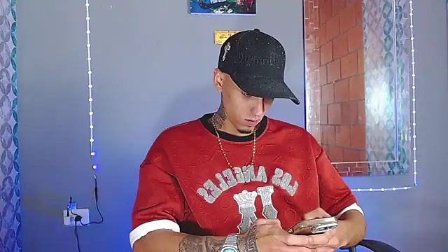Snapshot of Liam_lee chatting on June 6, 8:58 pm Liam lee online show from June 6, 8:58 pm