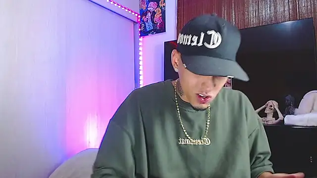 Liam lee online show from November 30, 7:36 pm