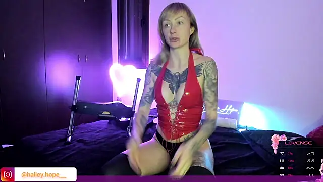 Snapshot of haileyhope_ chatting on December 17, 5:36 pm haileyhope  online show from December 17, 5:36 pm