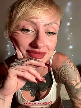 Snapshot of haileyhope_ chatting on November 8, 11:30 pm haileyhope online show from November 8, 11:30 pm