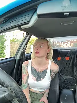 Snapshot of haileyhope_ chatting on December 7, 1:35 pm haileyhope  online show from December 7, 1:35 pm