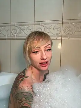 Snapshot of haileyhope_ chatting on December 3, 9:25 pm haileyhope online show from December 3, 9:25 pm