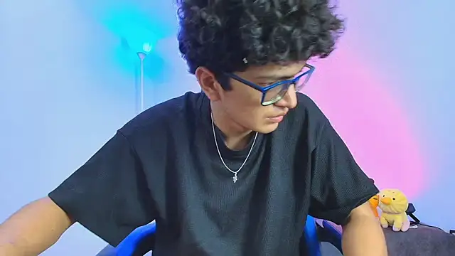 Snapshot of TylerWhite_ chatting on December 4, 4:00 am TylerWhite online show from December 4, 4:00 am