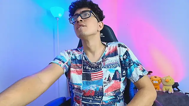 Snapshot of TylerWhite_ chatting on December 17, 4:28 am TylerWhite online show from December 17, 4:28 am