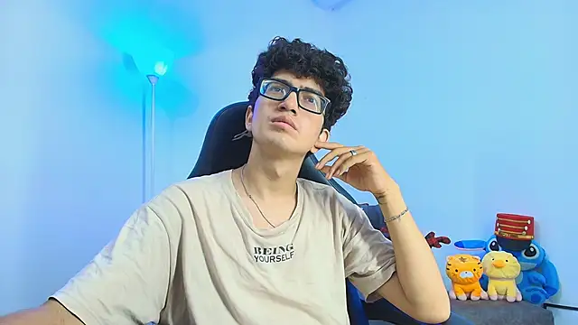 Snapshot of TylerWhite_ chatting on December 2, 5:53 am TylerWhite online show from December 2, 5:53 am