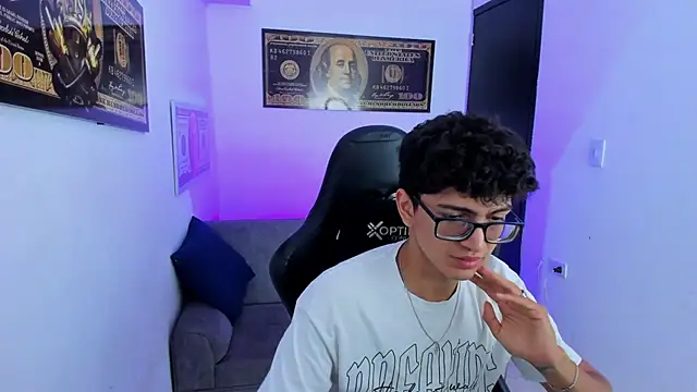 Snapshot of TylerWhite_ chatting on March 15, 5:52 am TylerWhite online show from March 15, 5:52 am